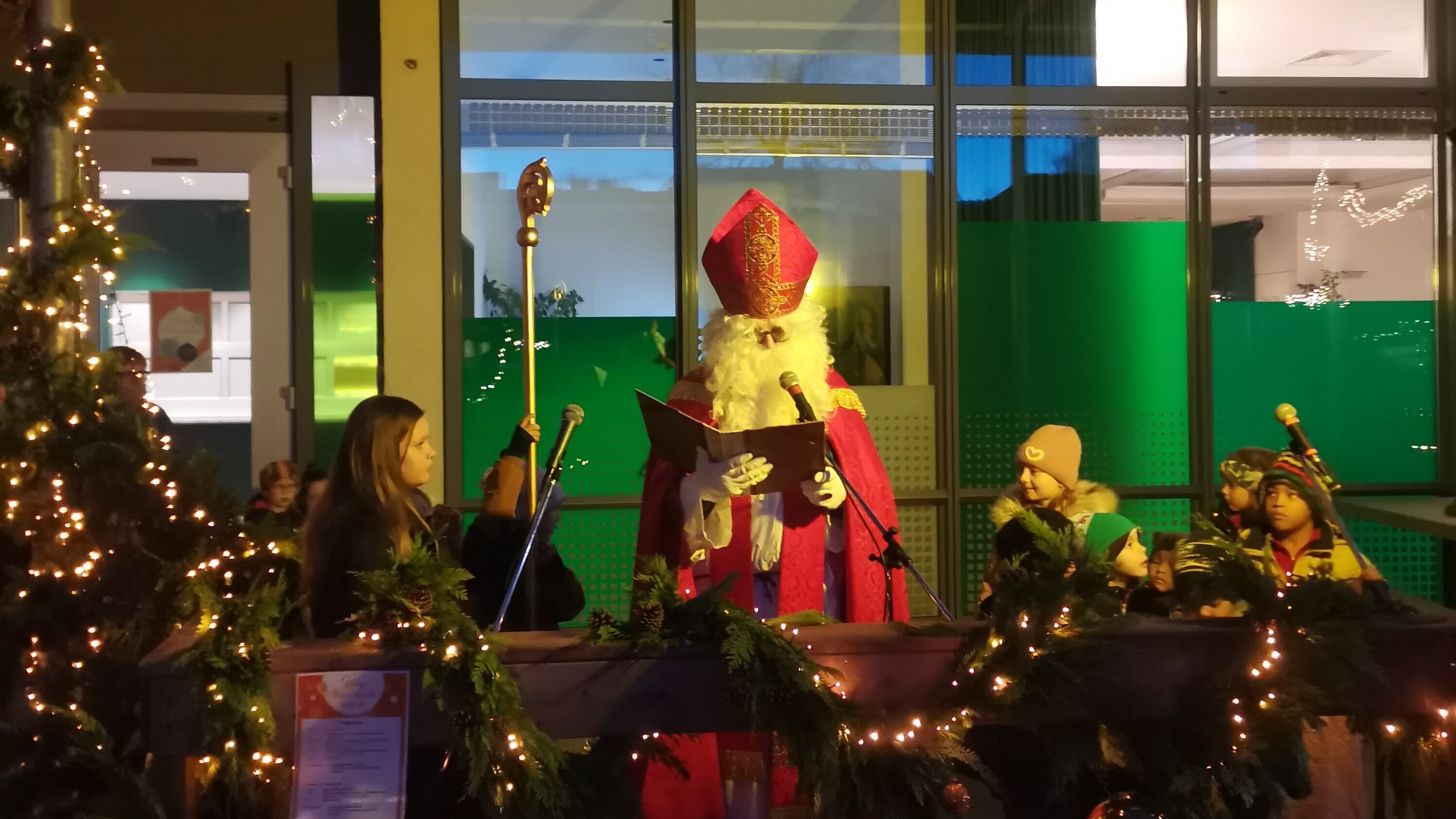 Der Nikolaus auf dem Kolping Weihnachtsmarkt 