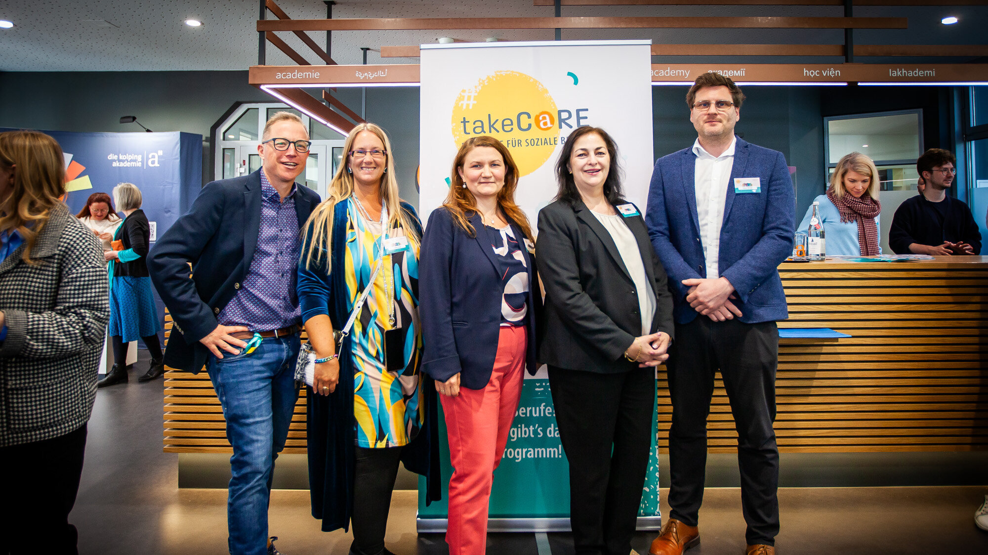 Messeteam der Kolping Akademie bei der Jobmesse takeCARE in Augsburg